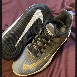 Men’s NEW Nike Fly by sneakers size9  gray